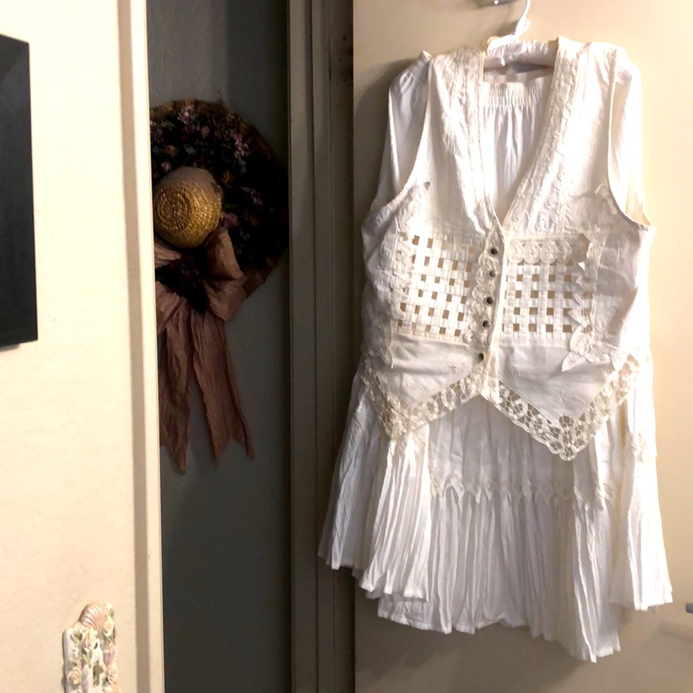 2 piece vest & skirt eyelet, lace white outfit. EUC; stylish